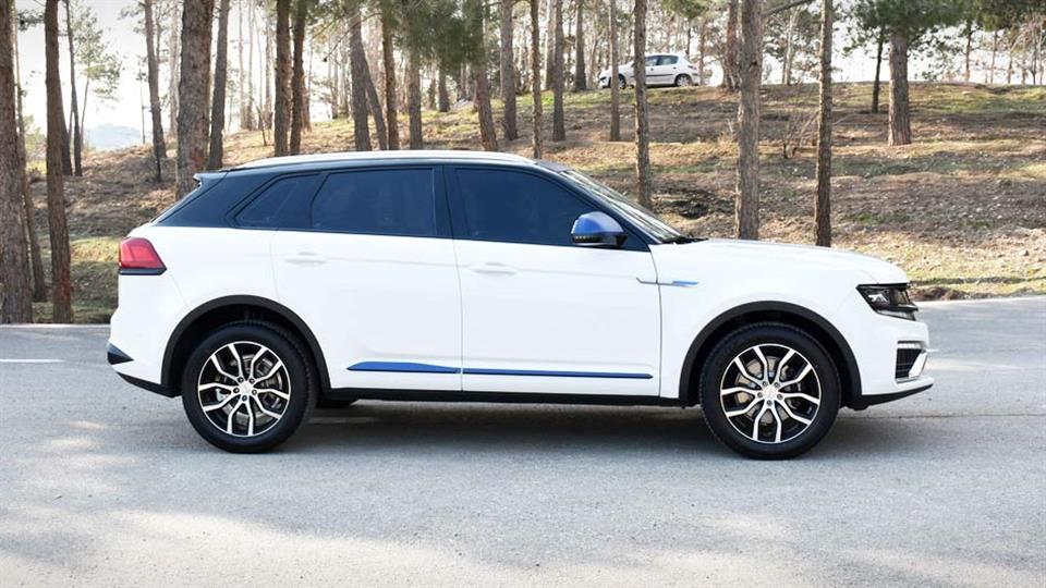 نمای کناری از دامای X7 و شباهت آن به محصولات فولکس